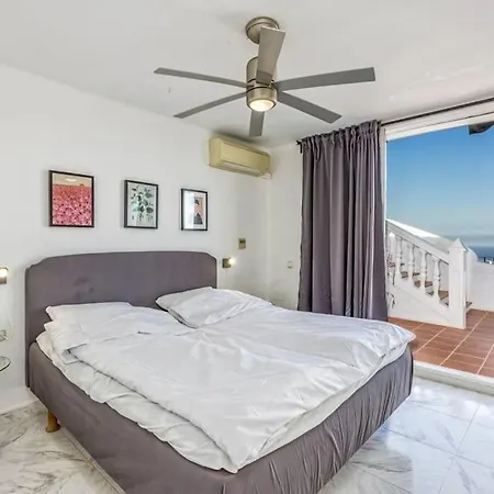 103-penthouse Apartment, Stunning Views, דירה *