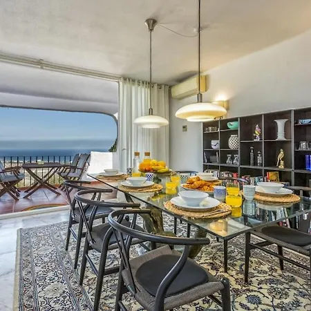 103-penthouse Apartment, Stunning Views, דירה *